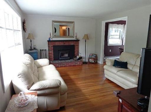 5th image of 210 Belmont St
