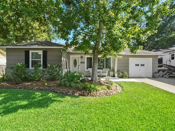 320 Carnation Street, Lake Jackson, TX 77566