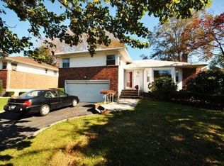 42 Pasadena Dr, Plainview, NY 11803