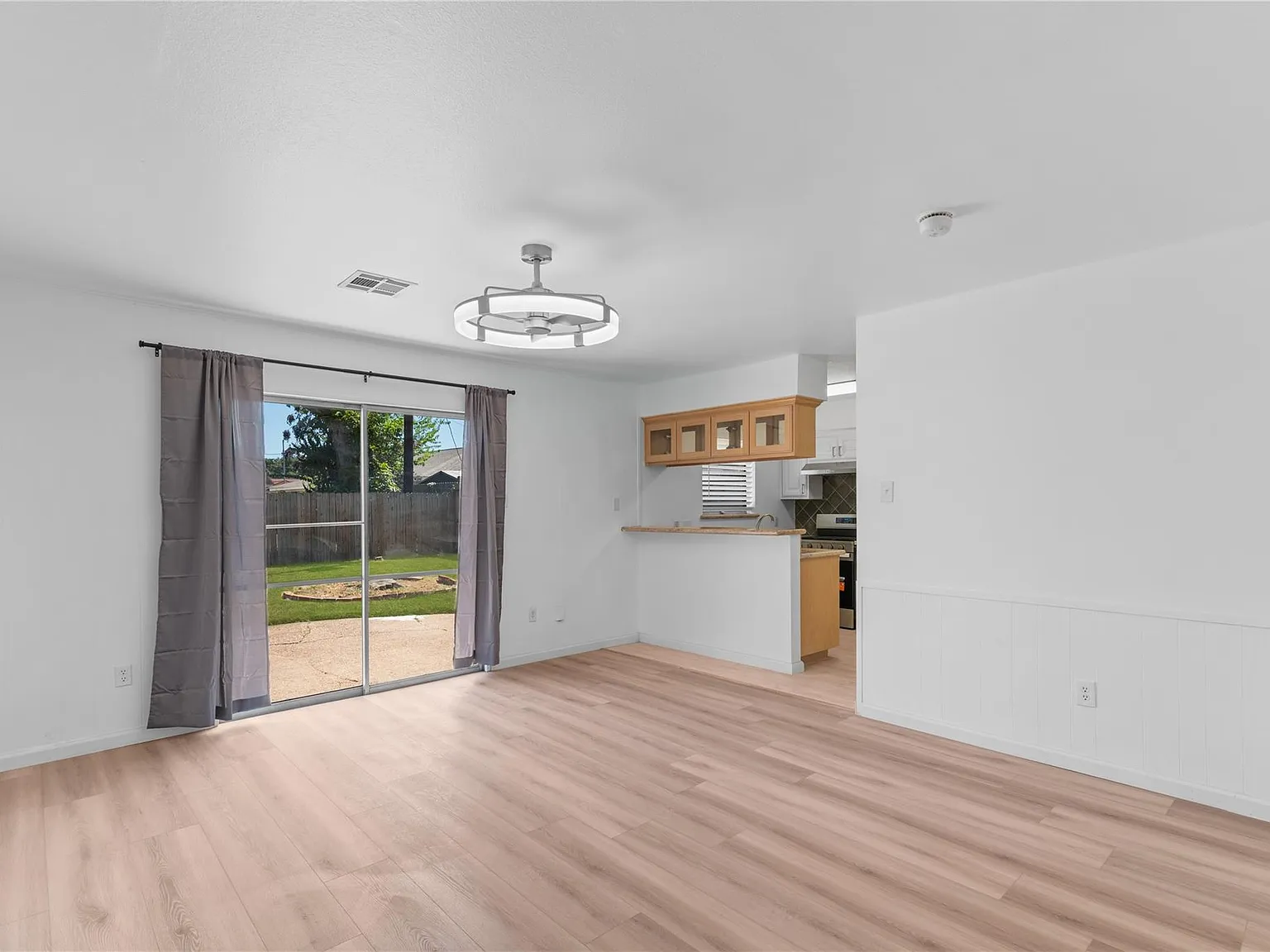 3 bed, 2.0 bath, 1277 sqft, $2,200 — Photo 3