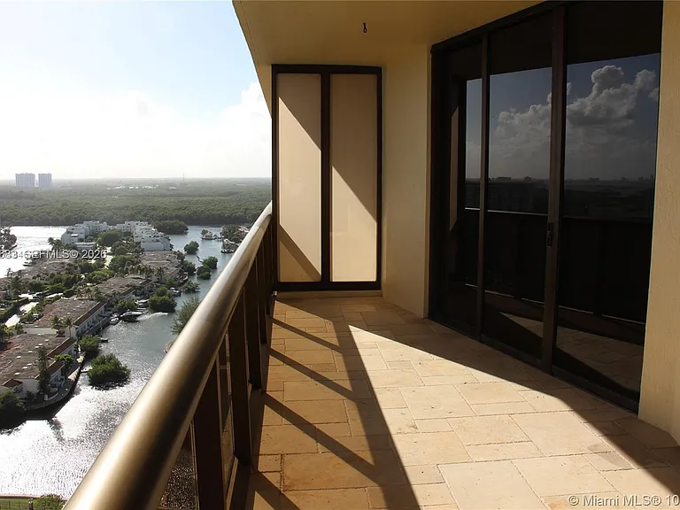 16275 Collins Ave — Photo 24