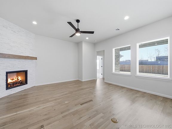 5th image of 2431 W Madison St