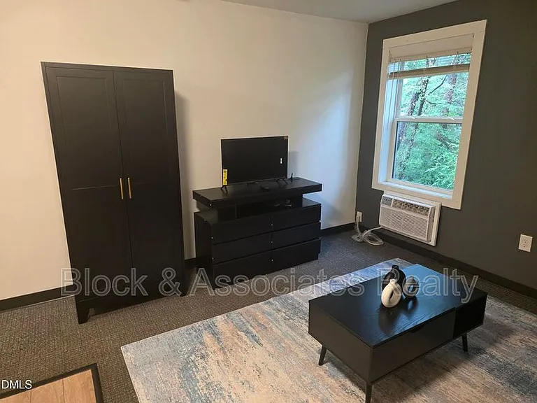 5104 Hollyridge Dr #300 — Photo 5