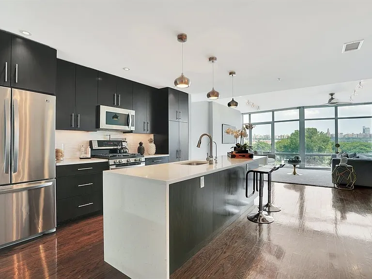 100 Thompson Ln #4D — Photo 2