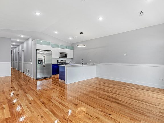 3rd image of 5833 S Calumet Ave #3