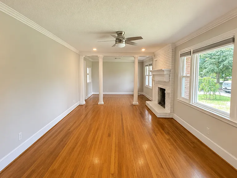 250 Castle Dr — Photo 2