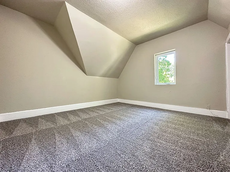 803 E Court Ave — Photo 7