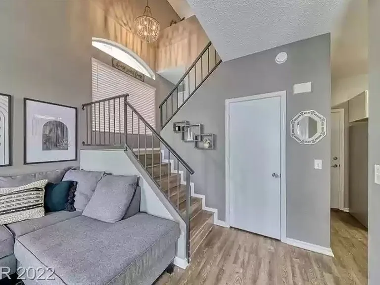 533 Meadbury Dr — Photo 3