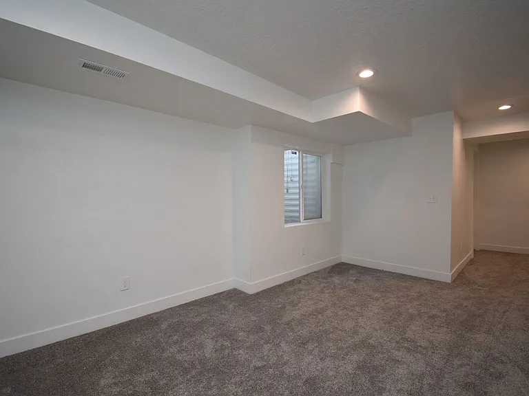 913 W Delorean Ln — Photo 17