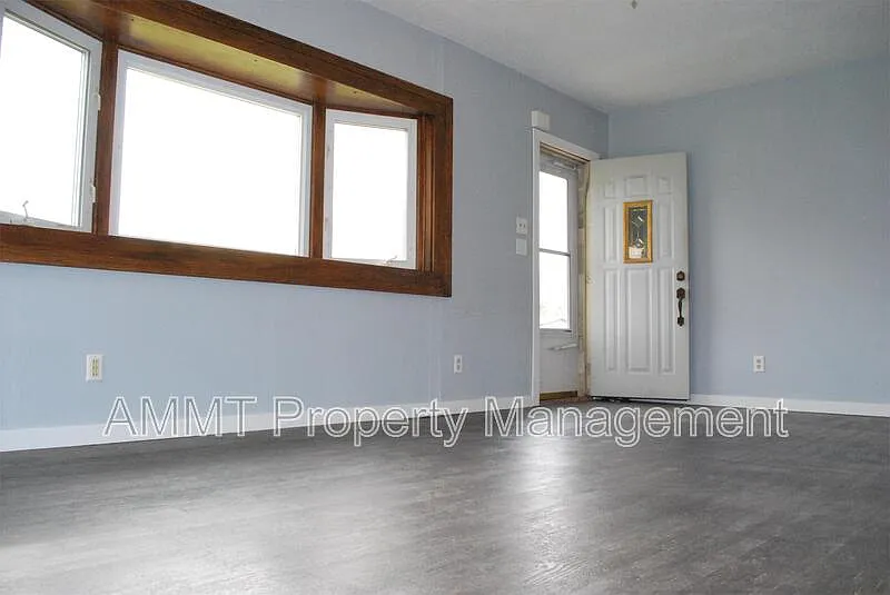 4 bed, 1.0 bath, 972 sqft, $1,400 — Photo 4