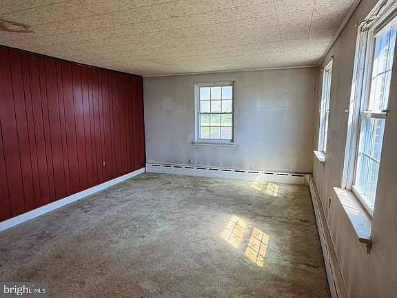 5th image of 318 Chestnut St