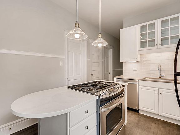 2nd image of 3043 N Kenmore Ave APT 2F