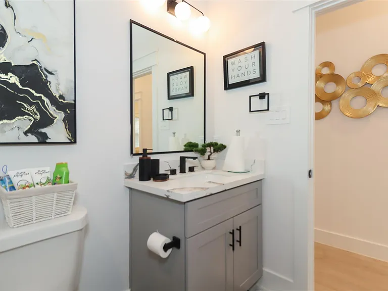 4902 Higgins St #B — Photo 34