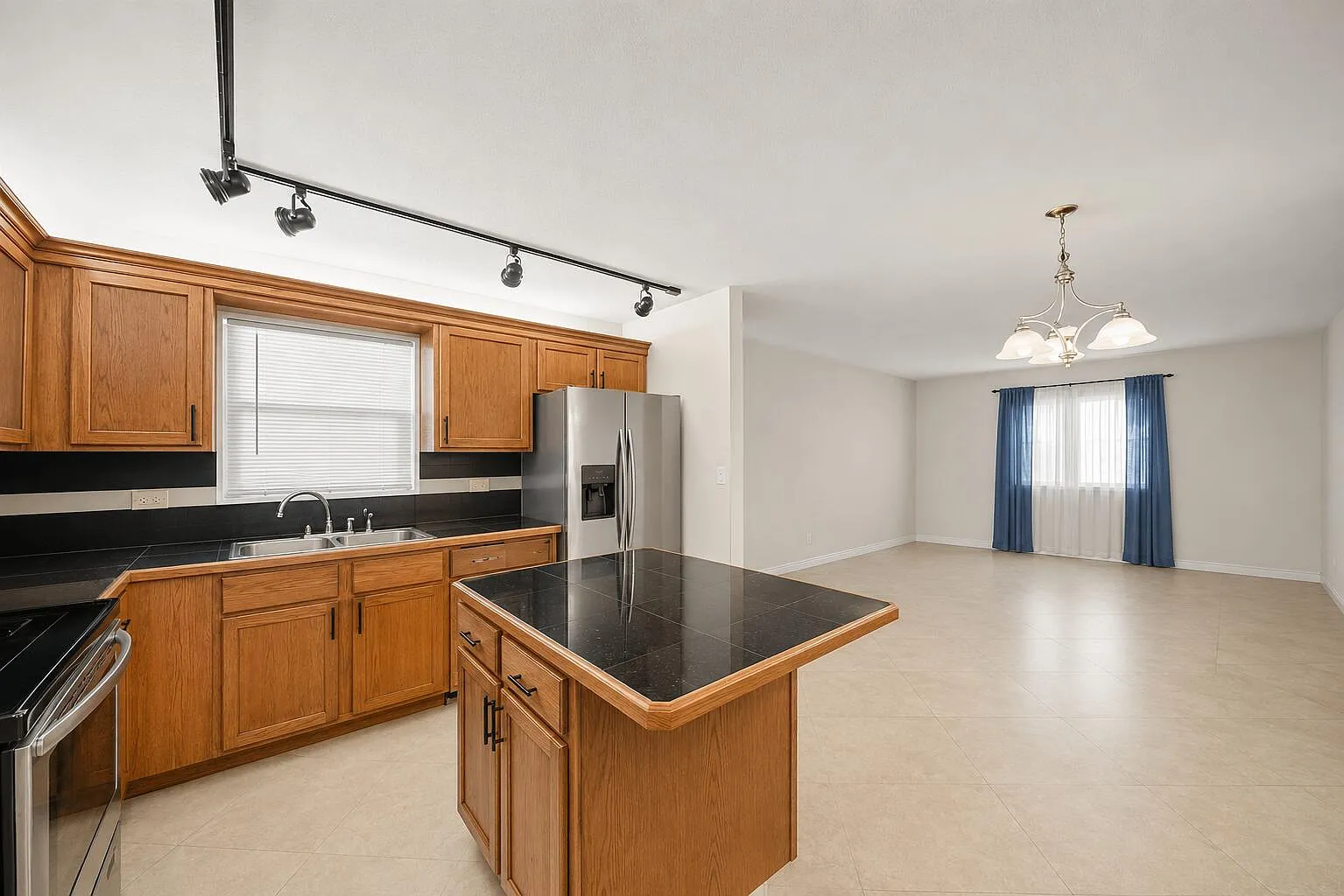 2 bed, 2.0 bath, 950 sqft, $2,100 — Photo 1