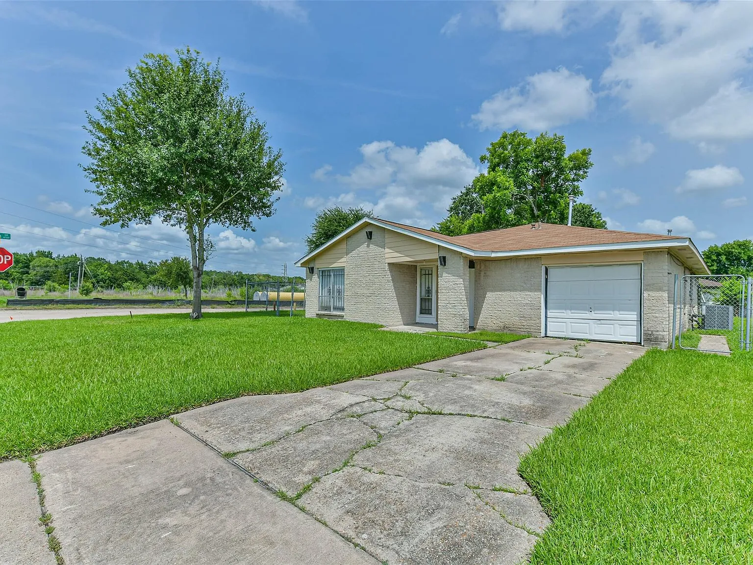 4 bed, 2.0 bath, 1433 sqft, $1,800 — Photo 2