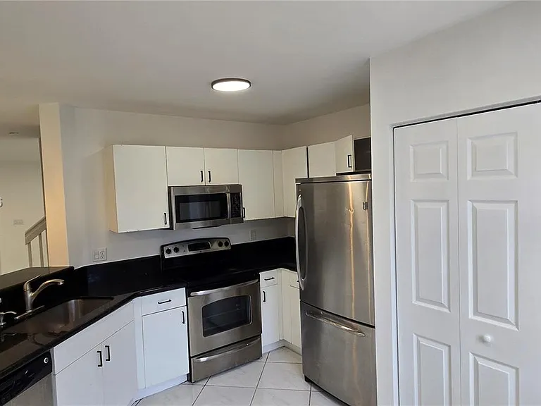 1455 SW 48th Ter #1455 — Photo 2