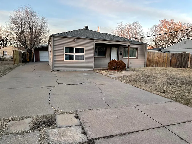 2404 W Rita St — Photo 2
