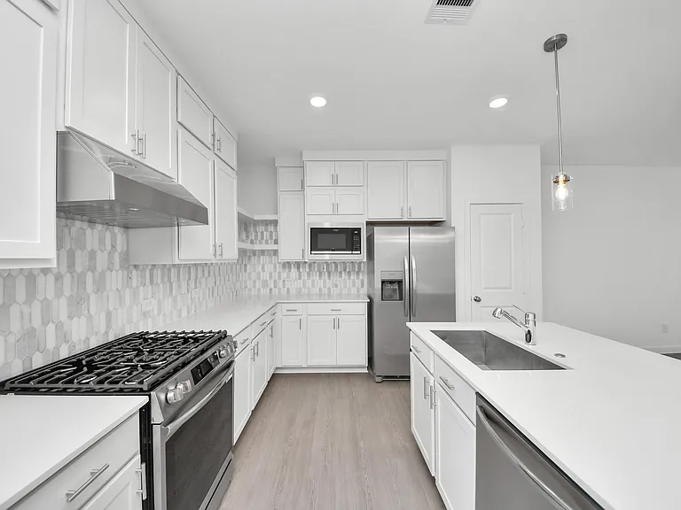 29515 Pondview Dr — Photo 19