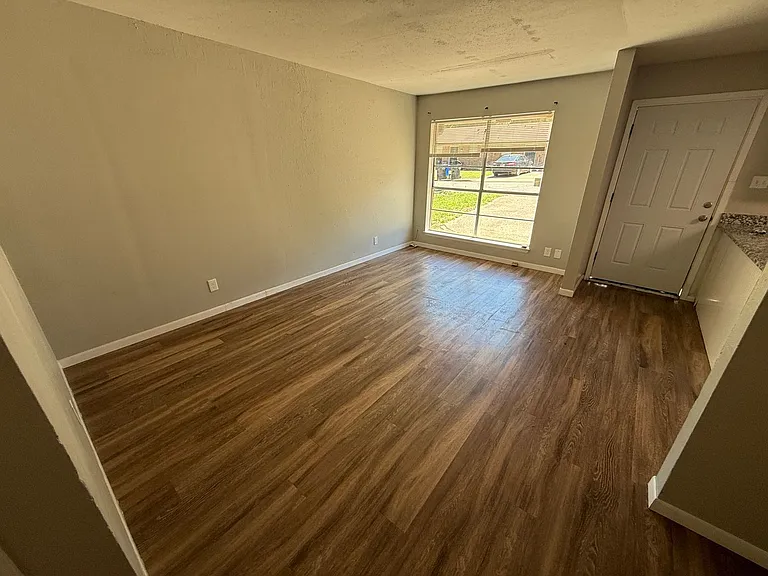 2916 Bernice Dr — Photo 3