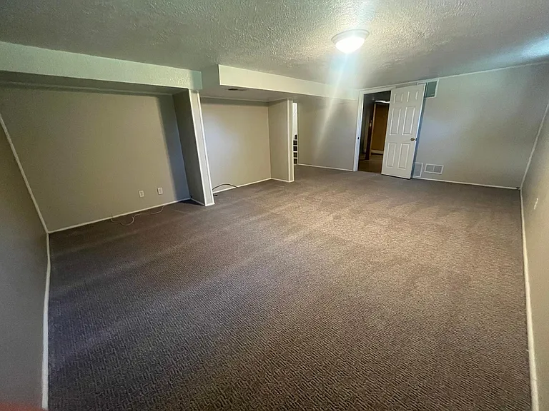 2736 E 4135 S — Photo 16