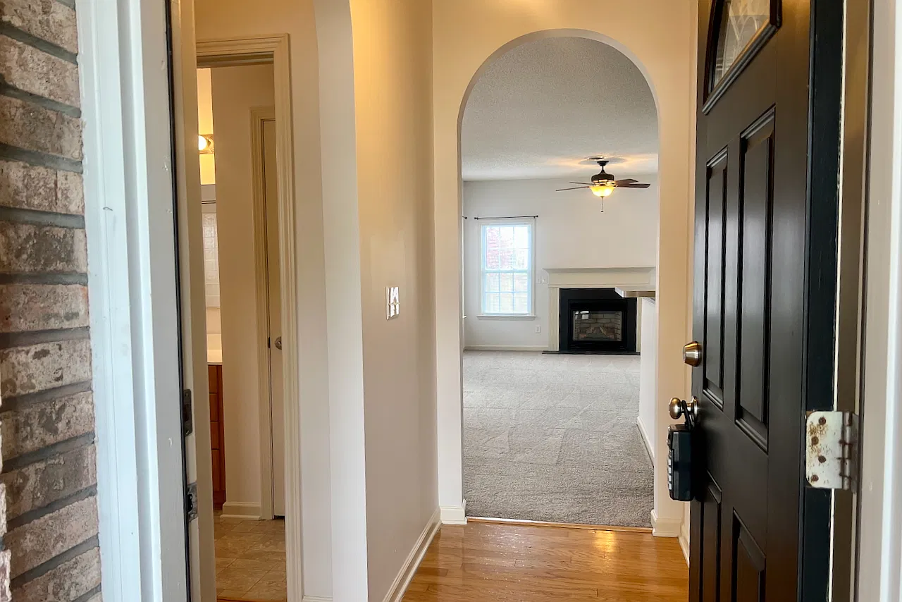 3 bed, 1350 sqft, $1,800 — Photo 2