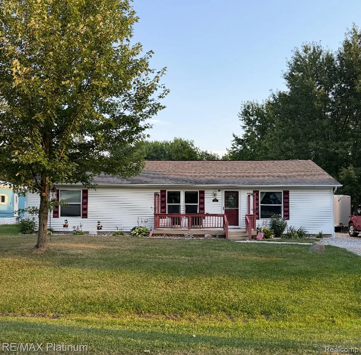 5740 Iroquois Dr photo 1