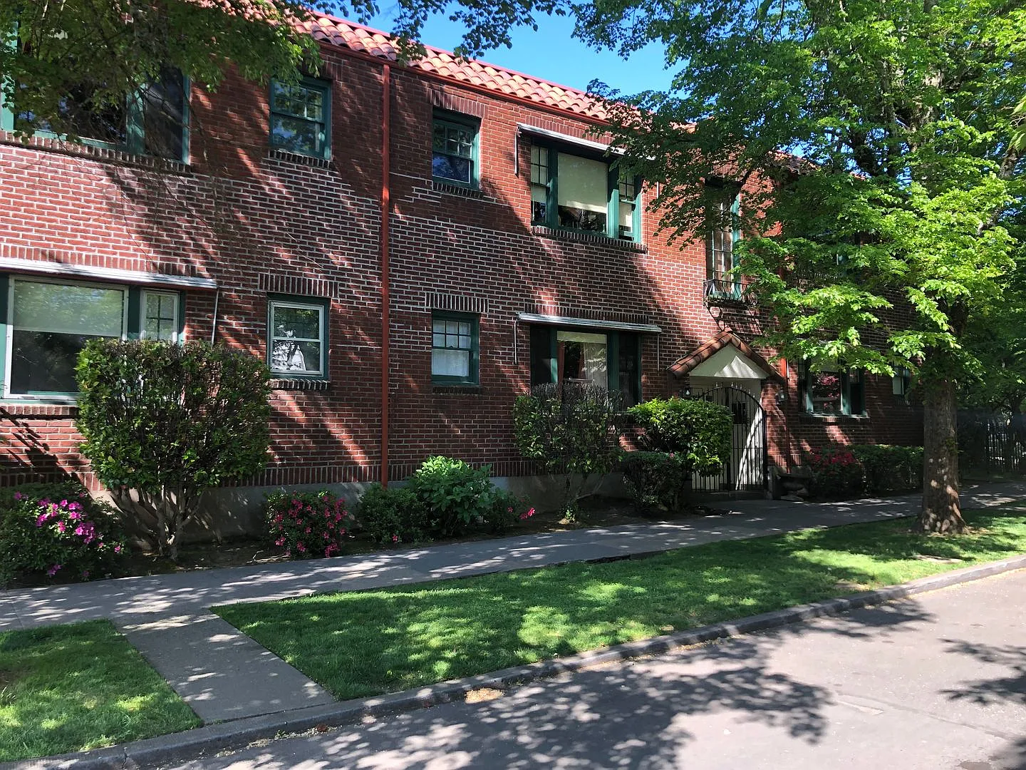Large Vintage 1 Bedroom off of Belmont — Photo 2