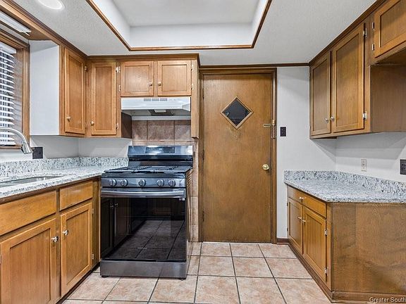 5th image of 527 University Dr