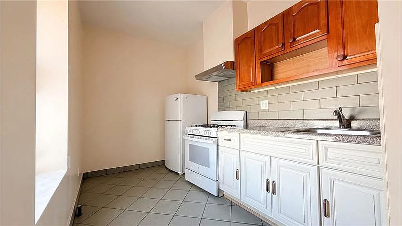 1st image of 107 Bay 22nd St #4