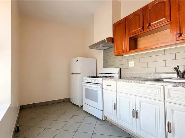 107 Bay 22nd St, Brooklyn, NY