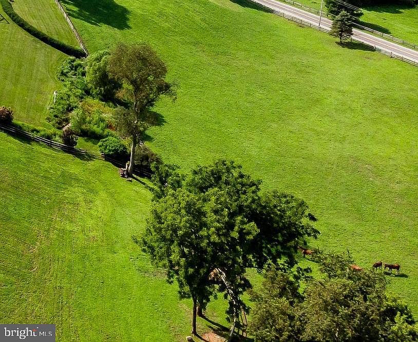 2nd image of 211 Hunting Hill Ln