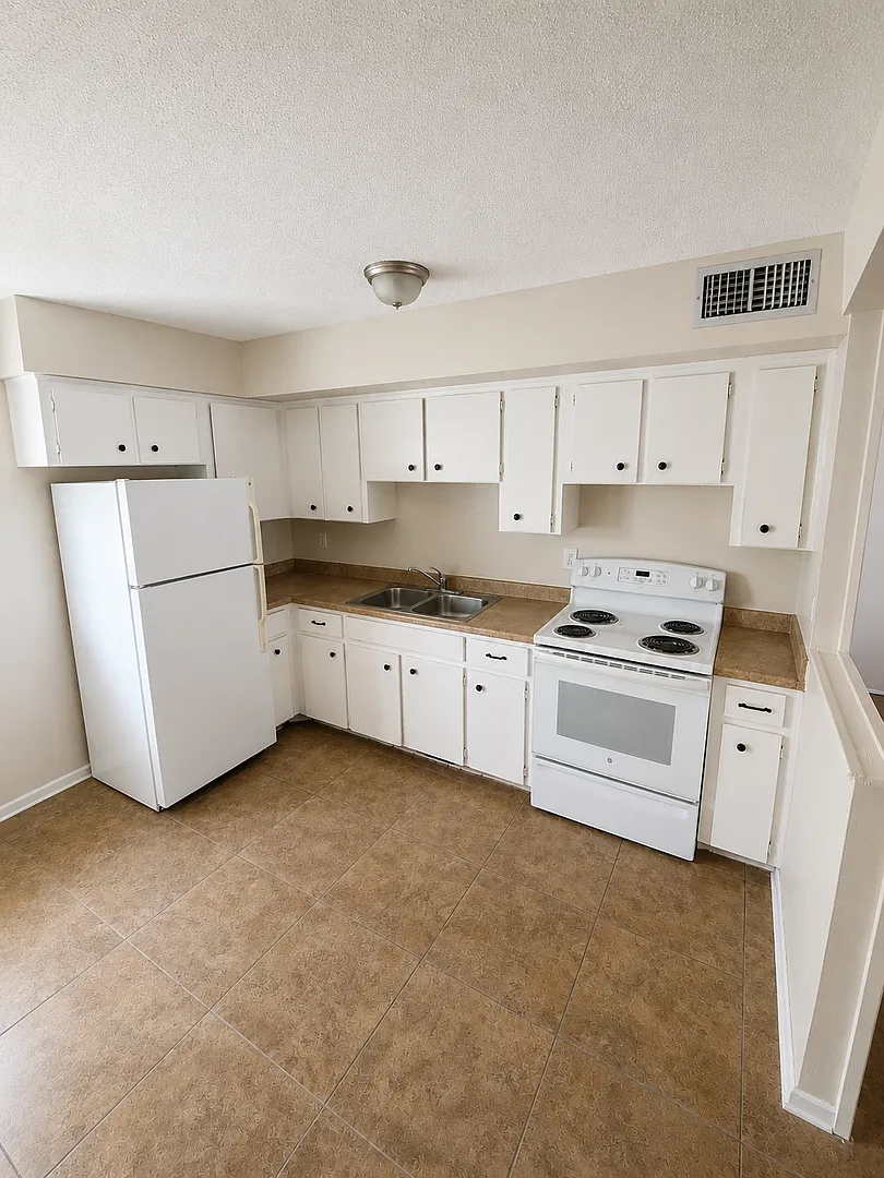 927 N. Iowa B - 15 — Photo 2
