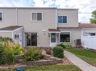 76 Parkview Cir, Grand Forks, ND 58201