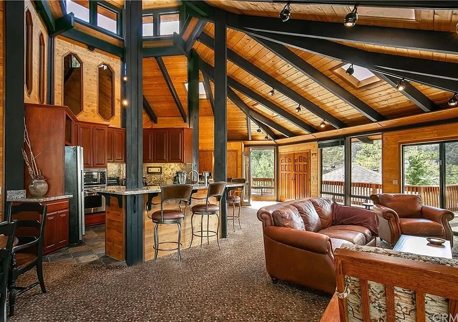 Beautiful 5-Bedroom Home with Mountain Views in Pine Club Mountain! — Photo 2