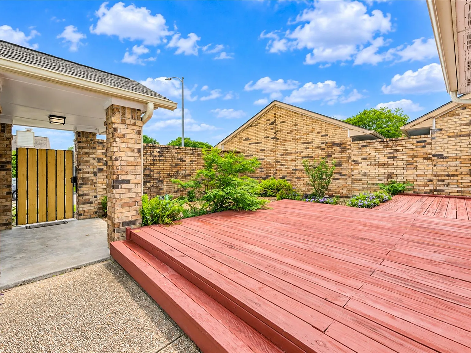 3 bed, 2.0 bath, 1558 sqft, $2,000 — Photo 3