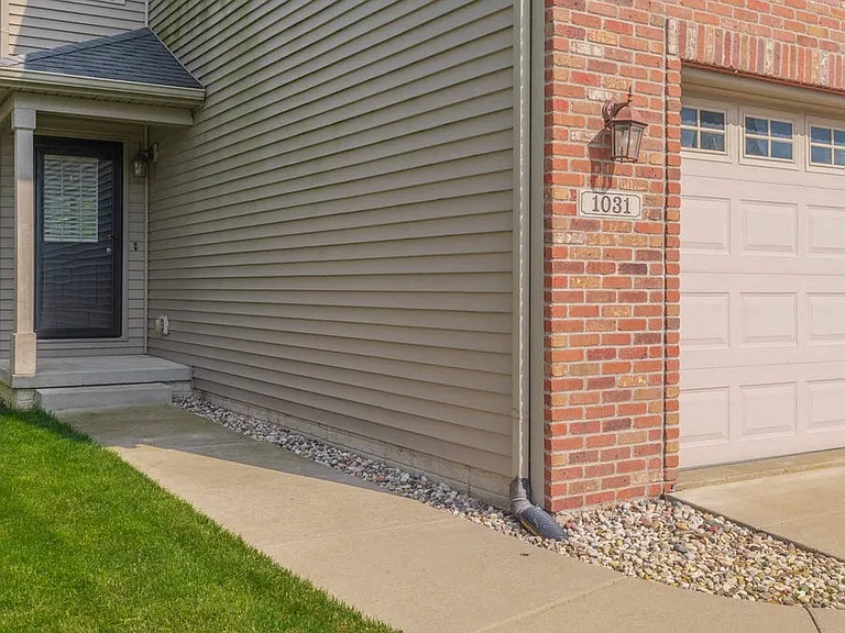 1031 Homestead Dr — Photo 2