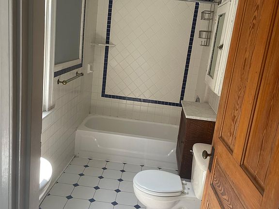 5th image of 2369 W Clifton Ave