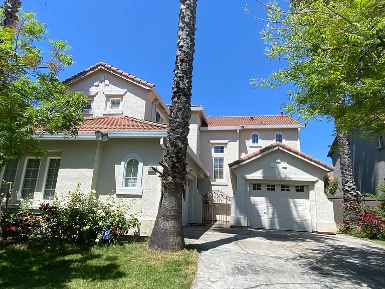2035 Blackridge Ave — Photo 2