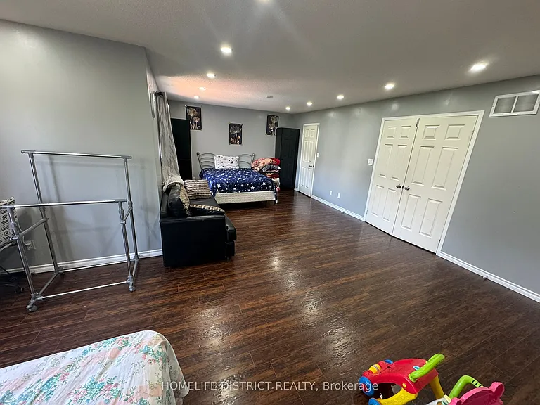 1100 Ashgrove Cres — Photo 4