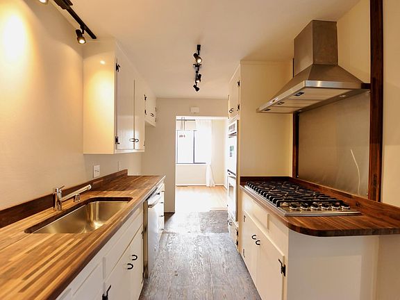 Gourmet Kitchen!  Big 36" Viking Cooktop and Double Wal