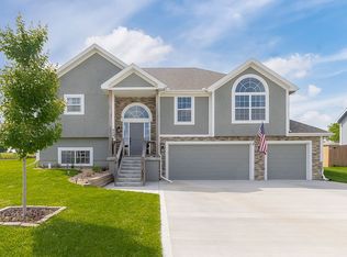 908 N Oak Ter, Tonganoxie, KS 66086