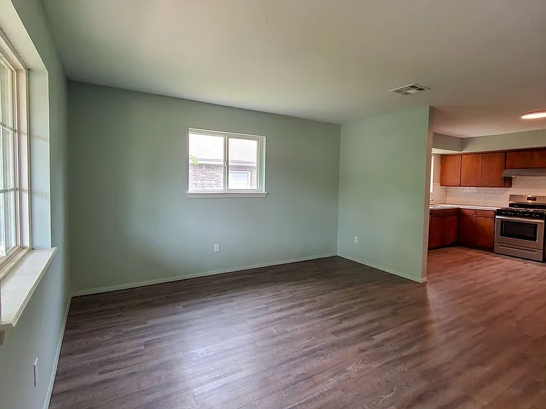 1117 E Parker St — Photo 2