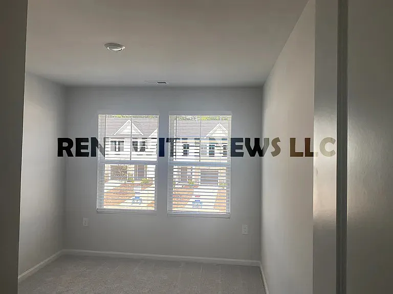 282 Paramount Dr — Photo 16