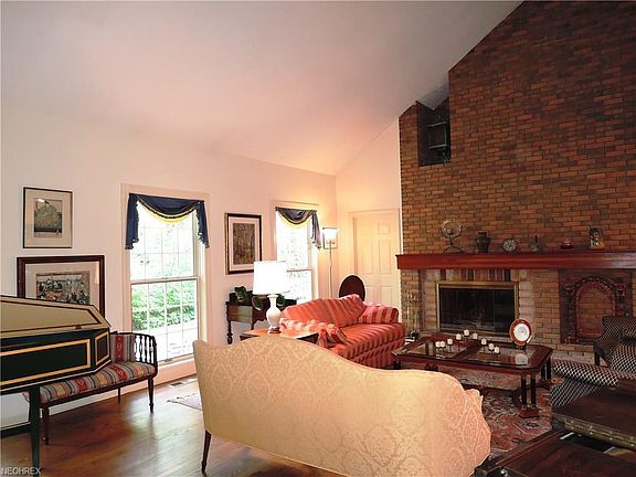 4th image of 2285 Harcourt Dr