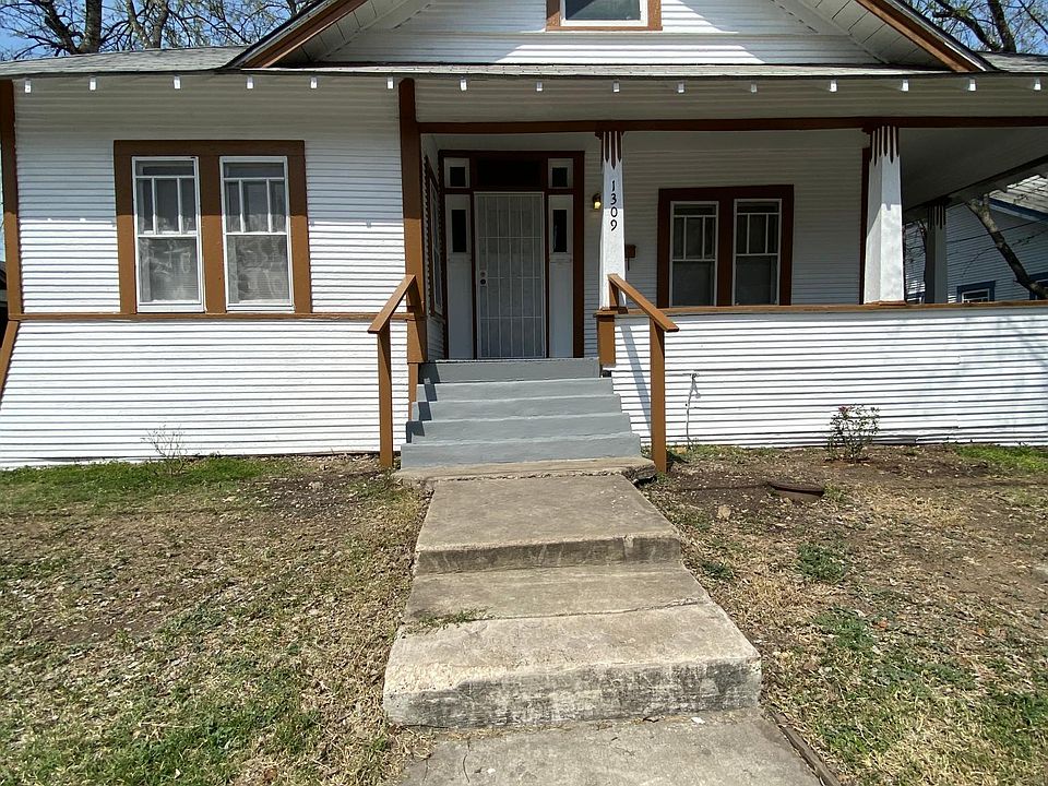 Front view of house from Paso Hondo St