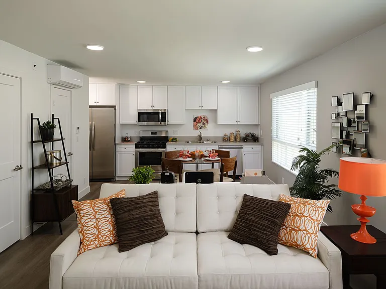 Spacious 2 Bed Townhouses! * Best Koreatown Location * Washer & Dryer * Bidet — Photo 7