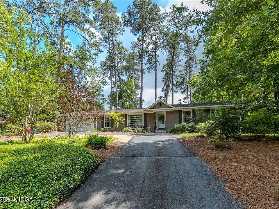 1st image of 829 Dogwood Cir