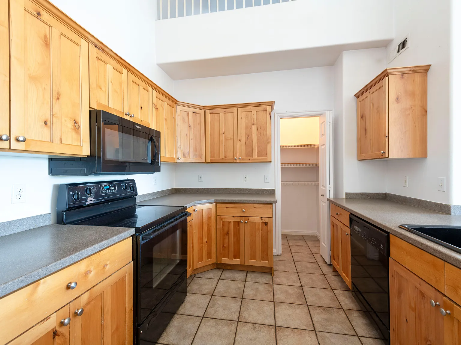3 bed, 2000 sqft, $2,200 — Photo 2