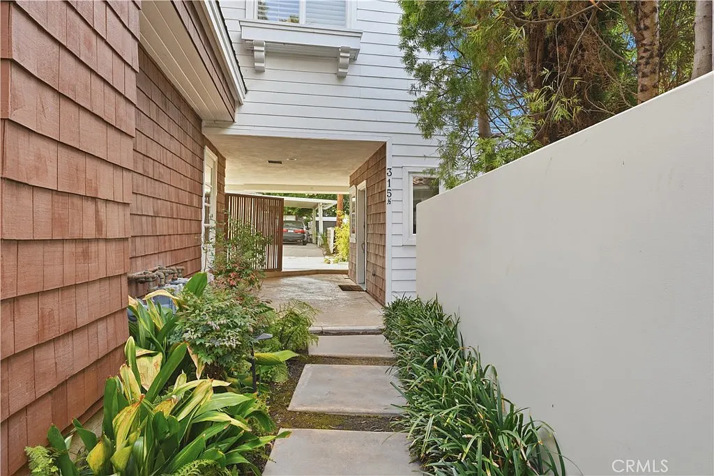 3 bed, 2.5 bath, 1690 sqft, $8,400 — Photo 2