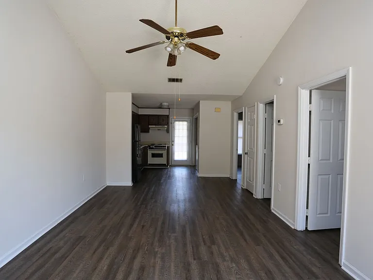 100 Lanier Dr #17 — Photo 4